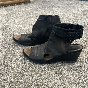 Earth Black Wedge Sandals
